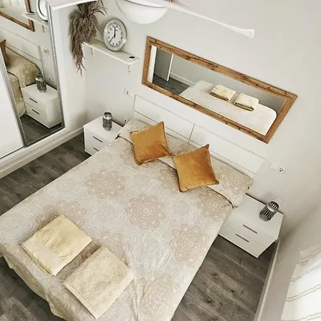 5 Min Walk To The Spacious Terrace Apartment